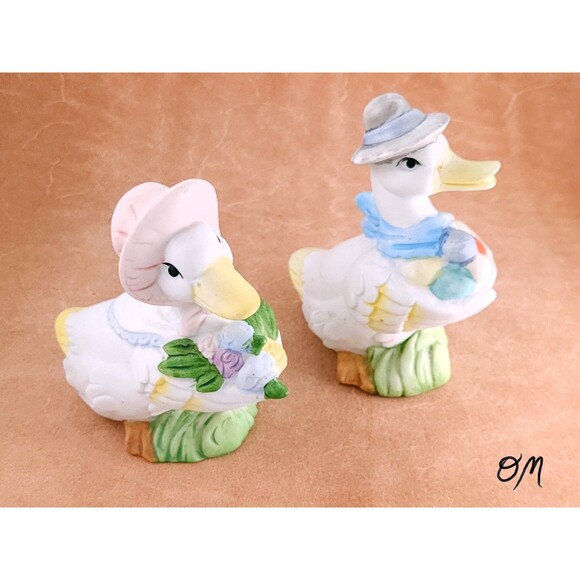 Pair of Vintage Ceramic Spring Easter Duck Figurines ~ 4.5 Inches - Picture 1 of 4